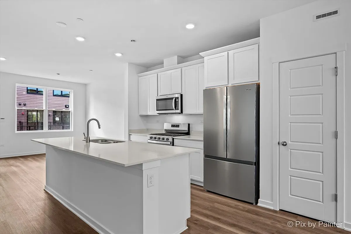 3 bed, 2.5 bath, 1827 sqft, $3,900 — Photo 3