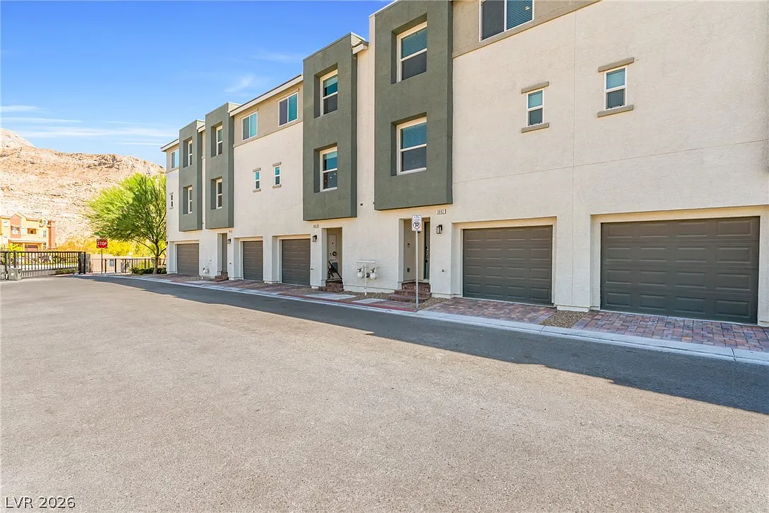 3 bed, 2.5 bath, 1847 sqft, $2,470 — Photo 3