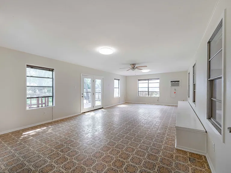 1904 Ridgemont Dr — Photo 6
