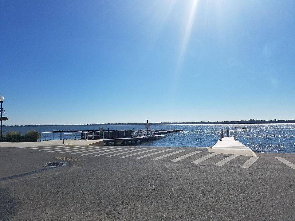 3 blocks from the waterfront