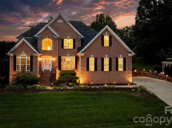 1025 N Shore Dr, Hickory, NC 28601