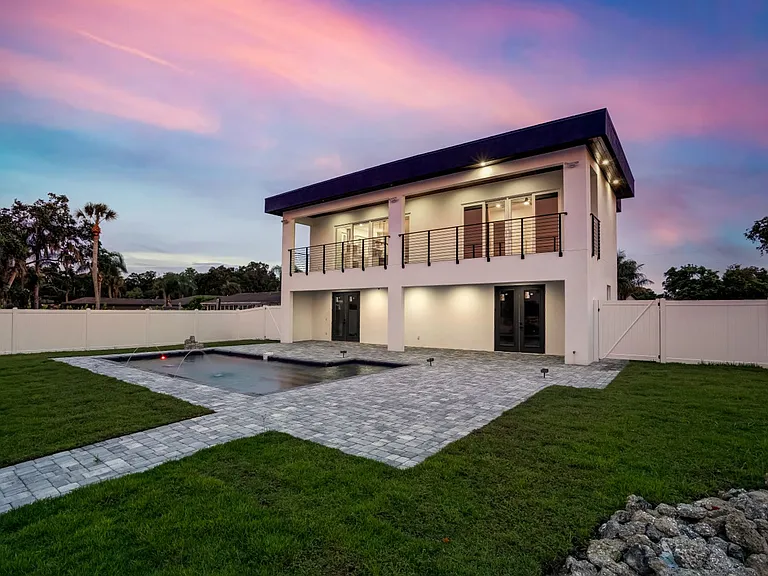 711 Tropical Dr — Photo 6