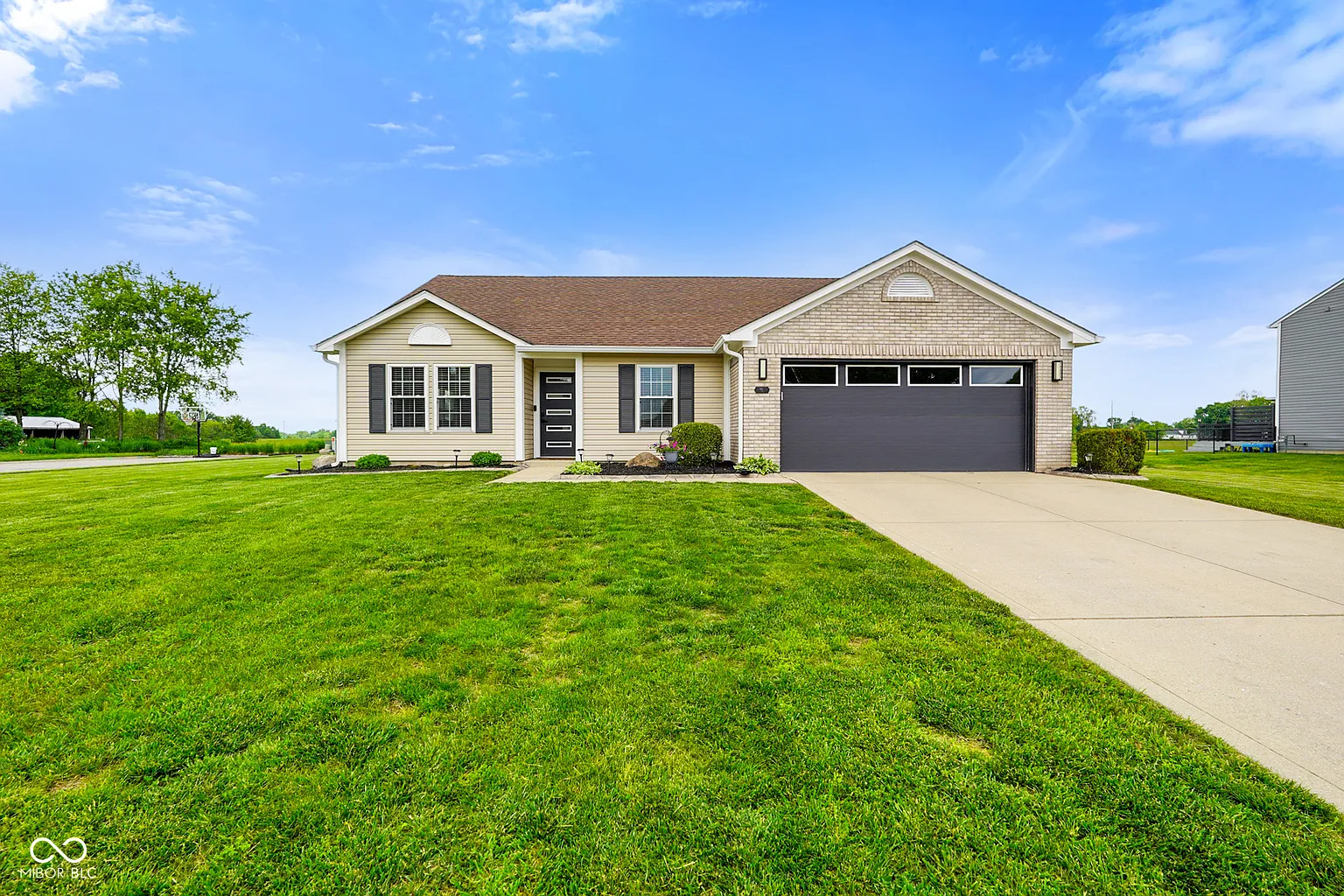 204 Oakview Dr photo 1