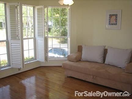 Additional Room / Office
						:
						This room can be used as guest bedroom (5th bedroom), office, etc..