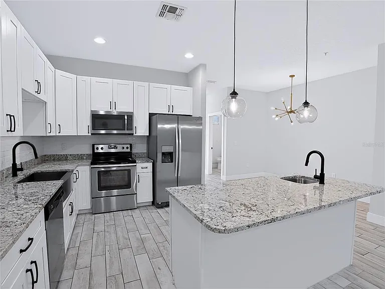 2233R E Kaley Ave #6 — Photo 2