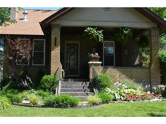 225 Midway Ave photo 1