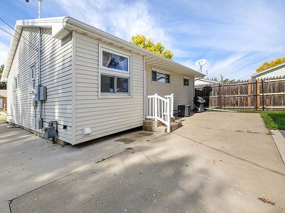 5th image of 1011 18th St SE