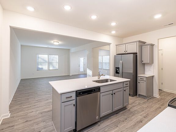 3rd image of 104 Luna Ln
