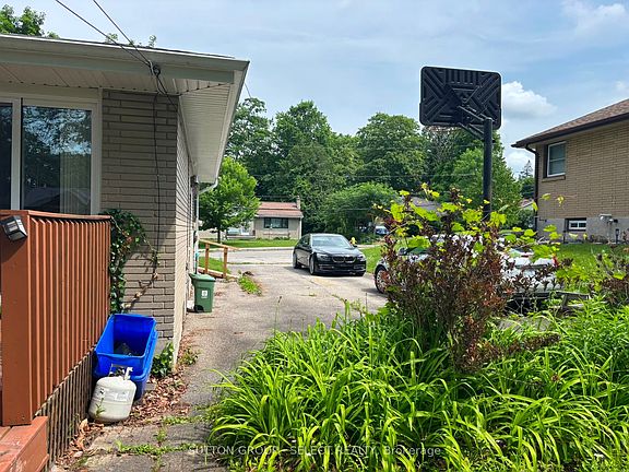 3rd image of 316 Ridgewood Cres
