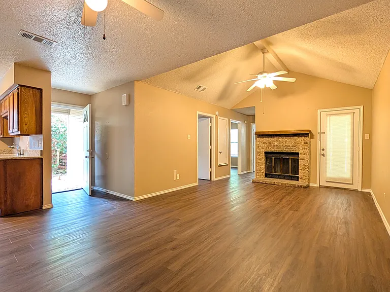 1911 Mack Pl — Photo 6