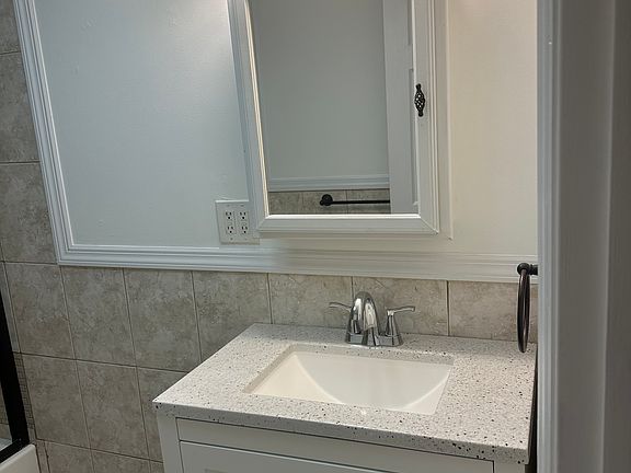 5th image of 405 Fox Run Ln