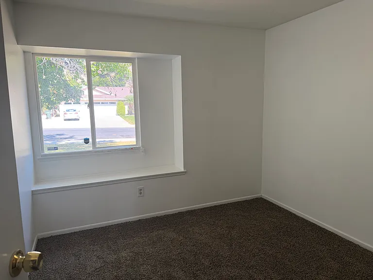 3385 Valencia Hill Dr — Photo 6