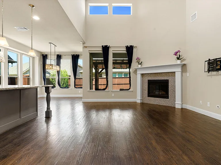 2703 Navarro Trl — Photo 6