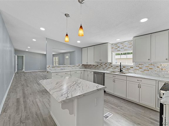 4th image of 9190 Maclin Ave