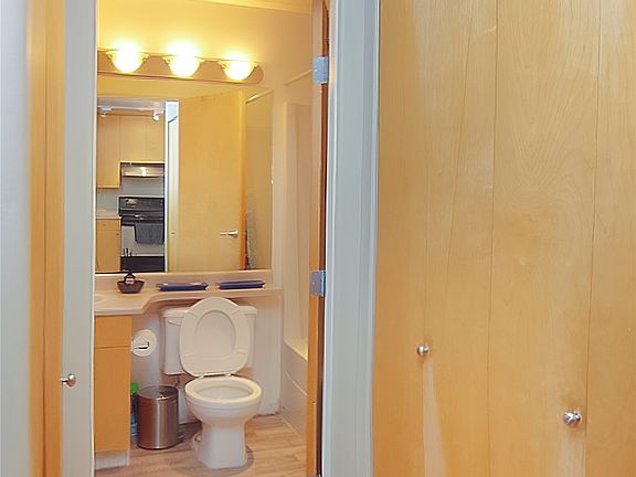 4th image of 619 Victoria St #906