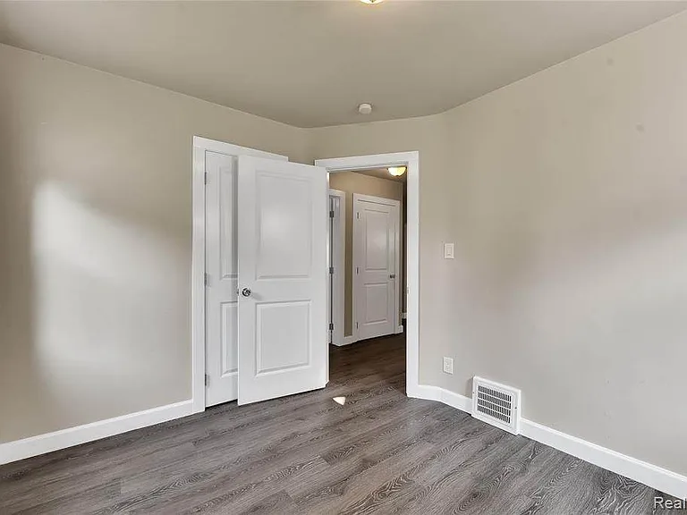 24717 New York St — Photo 8
