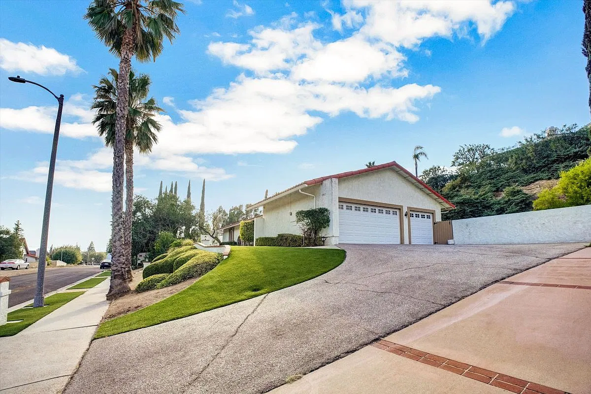 5 bed, 3.0 bath, 2869 sqft, $5,999 — Photo 3