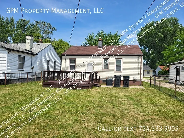 2745 Margaret St — Photo 5