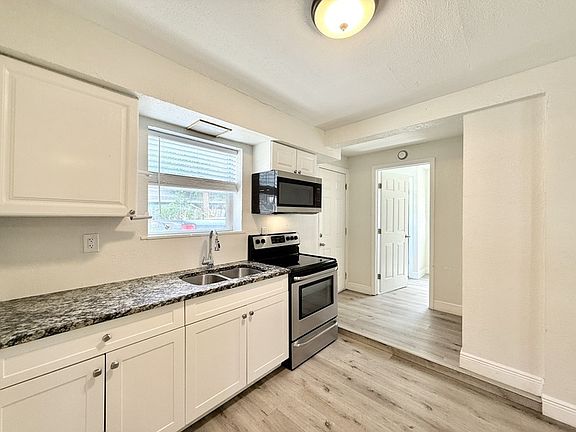 3rd image of 725 21st Ave S APT A