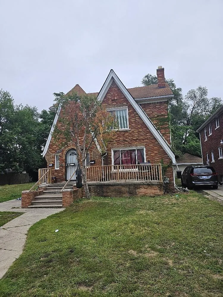 3 bed, 1.0 bath, 2433 sqft, $1,250 — Photo 1
