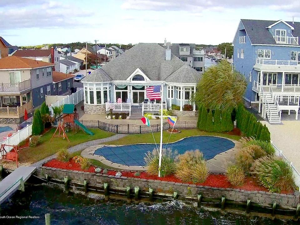 1st image of 565 Long Point Dr