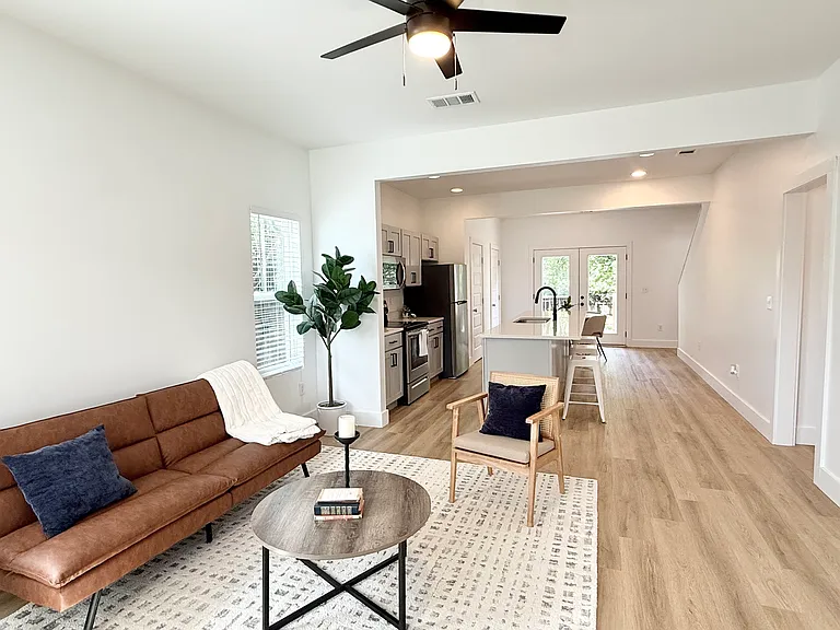 530 Raymond St — Photo 4