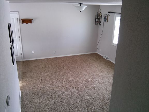 5th image of 1070 E Summer St