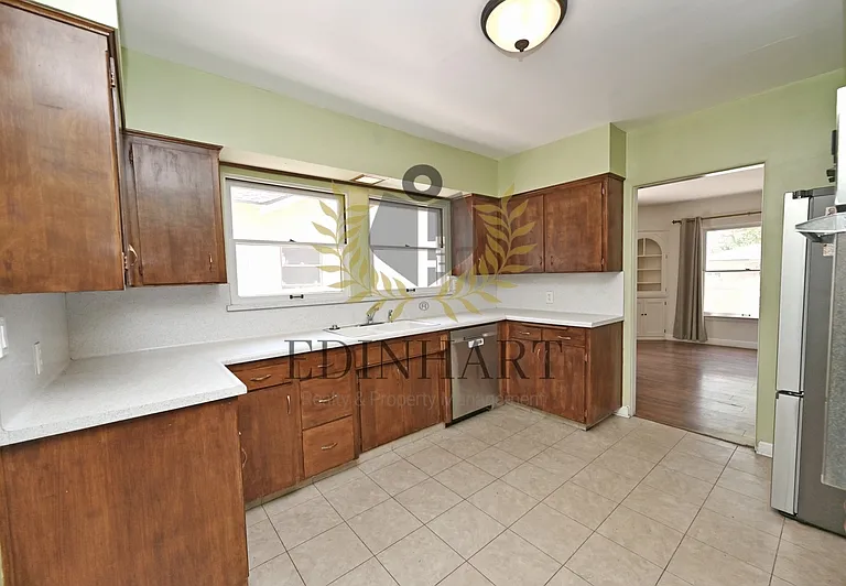 145 E University Ave — Photo 16