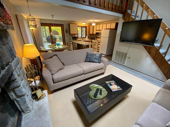 1211 Penn Ct, Pocono Lake, PA 18347