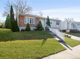 7 Spruce Peak Ln, West Haven, CT 06516