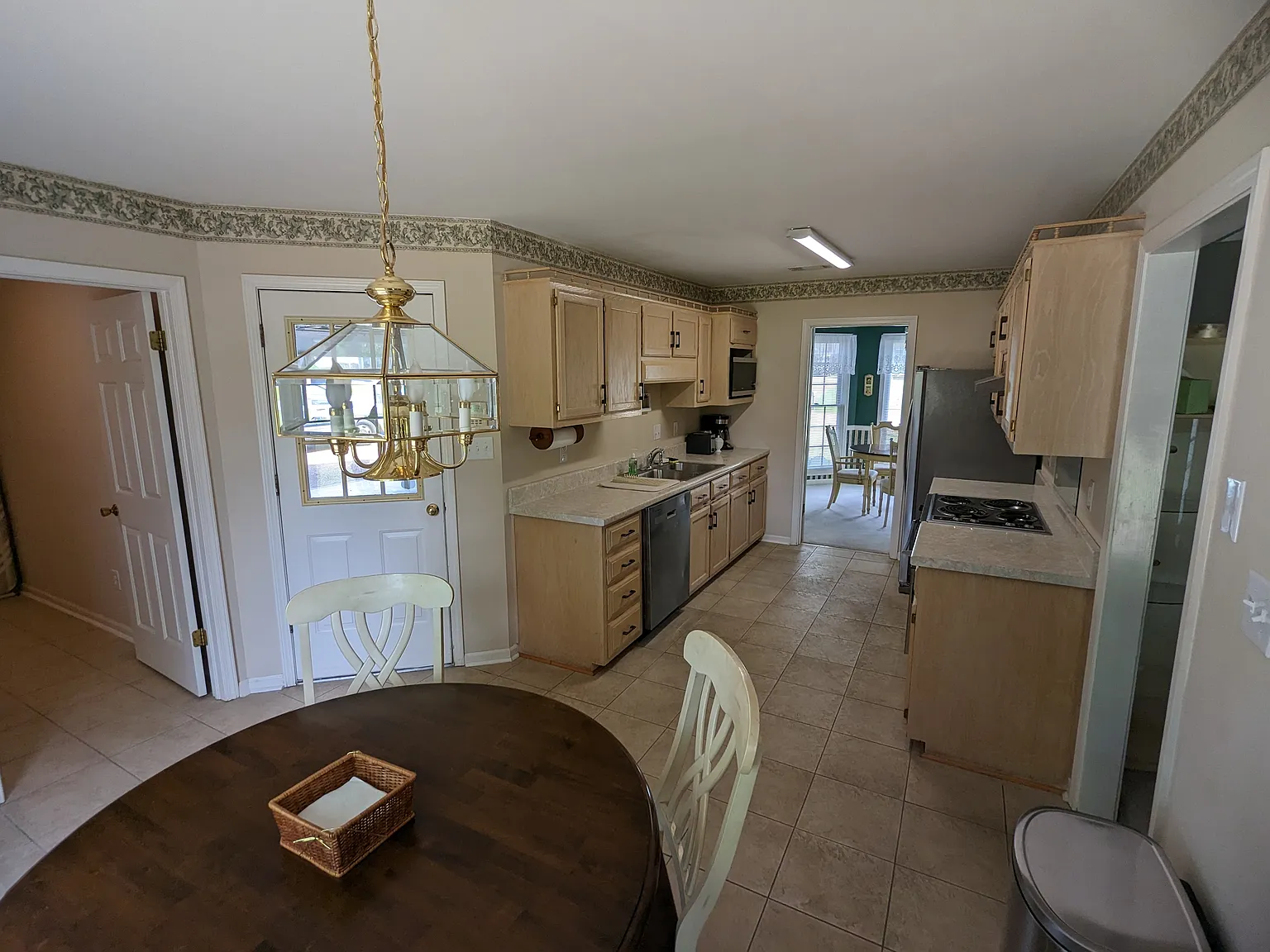 3 bed, 1645 sqft, $2,500 — Photo 4