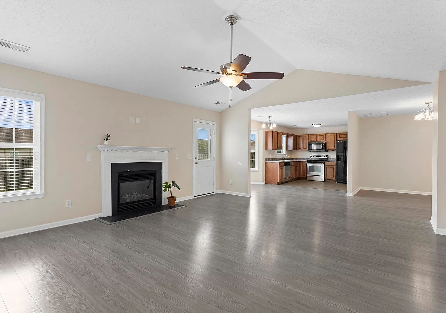 Corner House with Fenced Back Yard Available! — Photo 4