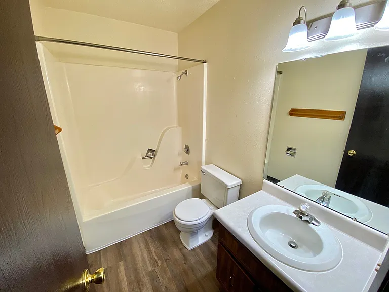 Windsor Crest Apartments — Photo 61