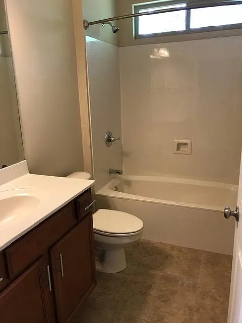 1902 Oak Ave — Photo 3