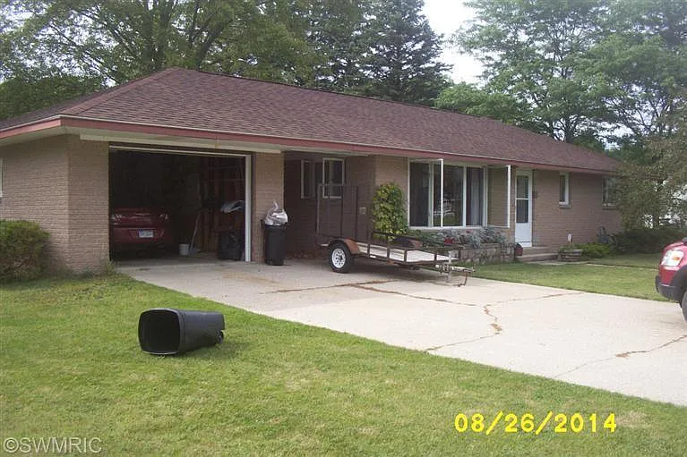 705 N River St photo 1