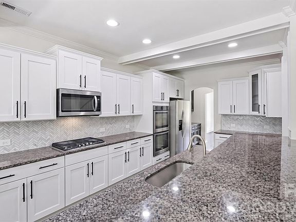 5th image of 423 Fischer Rd