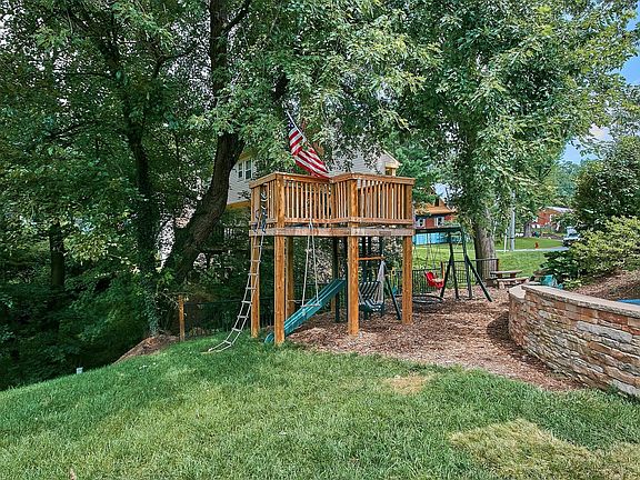 4th image of 503 Heritage Ln NW