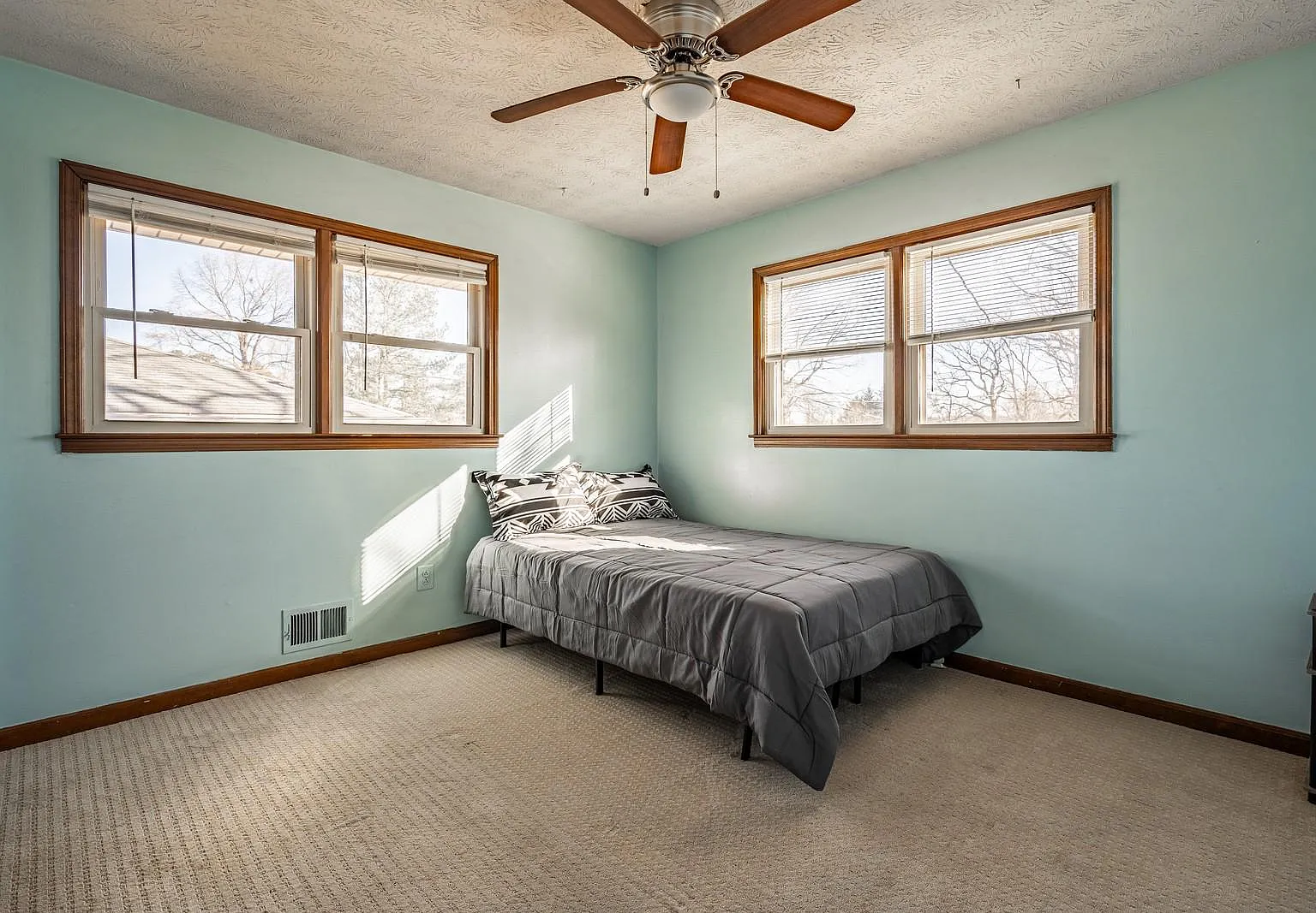 4 bed, 2.5 bath, 2572 sqft, $676 — Photo 1
