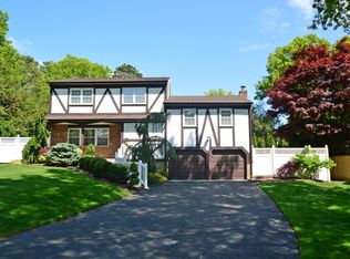 4 Wren Ct, Commack, NY 11725