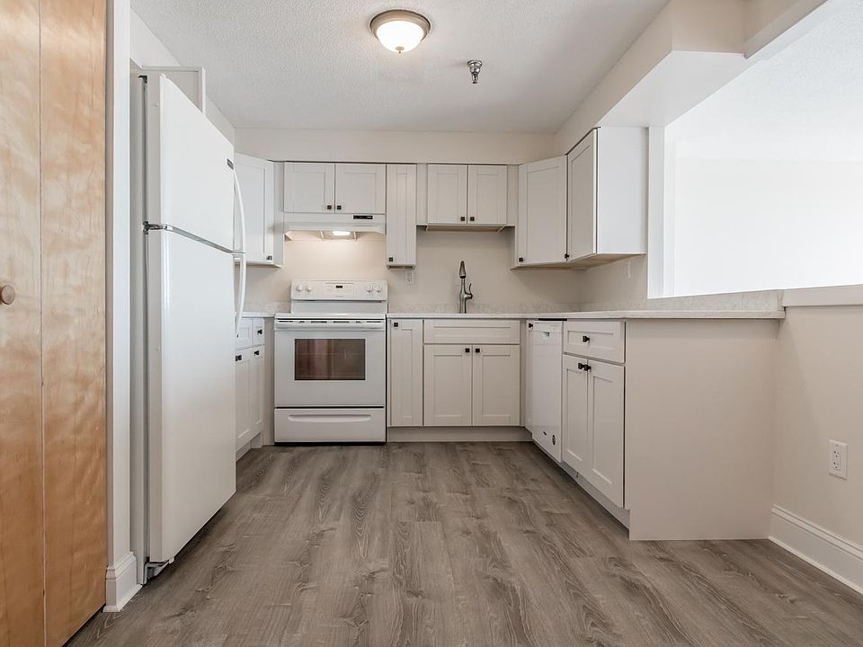 Apt 661 - New Kitchen cabinets, quartz counters, flooring and amazing water views