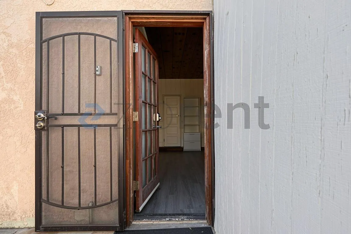 Studio, 450 sqft, $2,150 — Photo 4