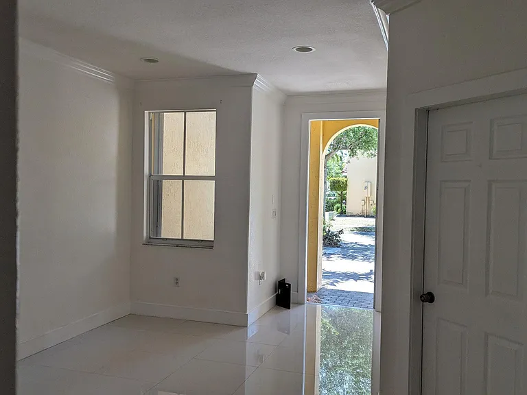 15089 SW 8th Ter — Photo 3
