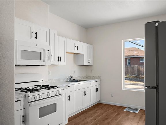 FULL SIZE KITCHEN COME WITH STOVE FREIDGE & MICROWAVE.