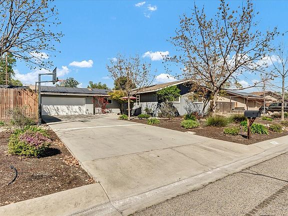 3rd image of 3010 W Royal Oaks Drive