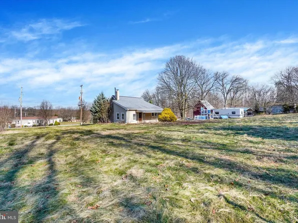 16 Crest Hill Ln, Red Lion, PA 17356