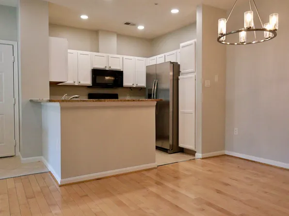 4137 Fountainside Ln Unit 202, Fairfax, VA 22030