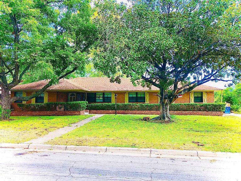 1808 Riverway Dr — Photo 1