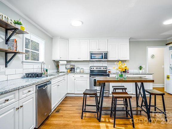 4th image of 1019 Holland Ave