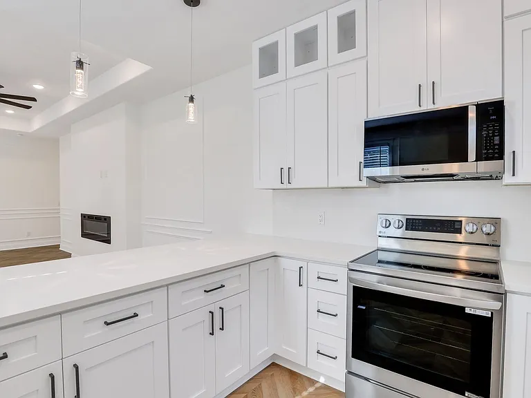 912 E Henry St — Photo 14