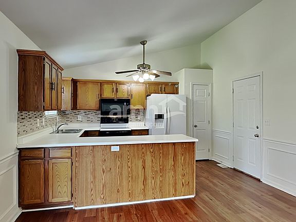 4th image of 2211 Siesta Dr
